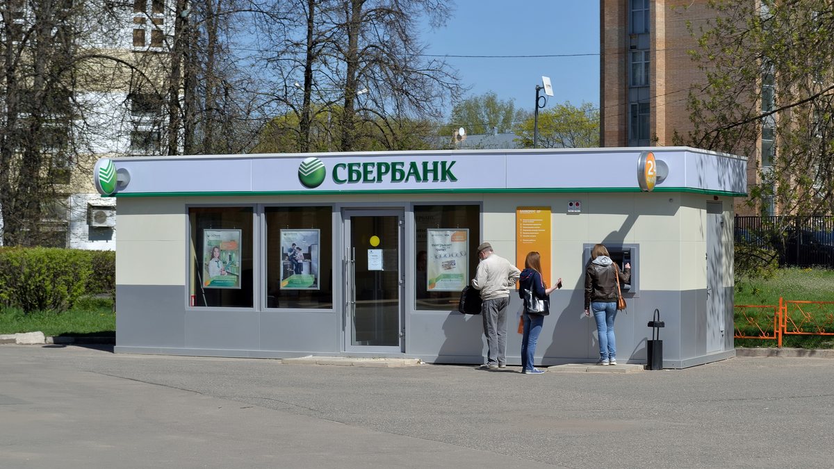 Офис Сбербанка в Королеве, клиенты у банкомата